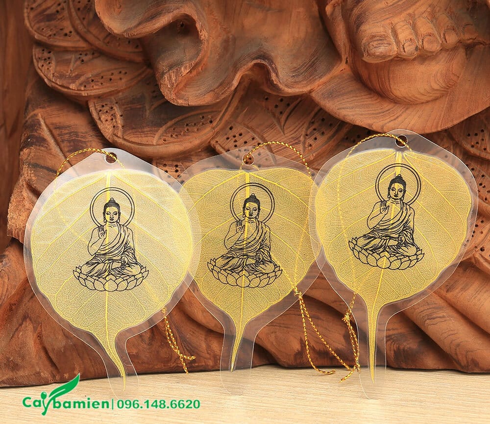 Lá bồ đề khô vẽ hình đức vật làm bùa hộ thân cho các Phật tử
