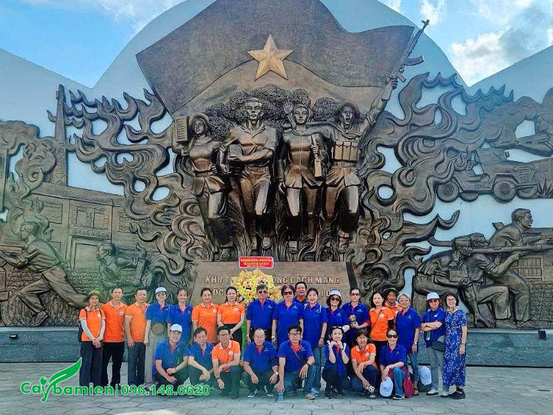 Đoàn tham gia chụp ảnh lưu niệm