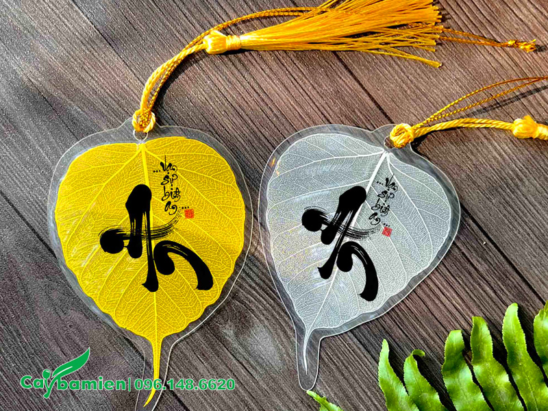 Lá bồ đề viết chữ An dùng để treo trên xe ô tô
